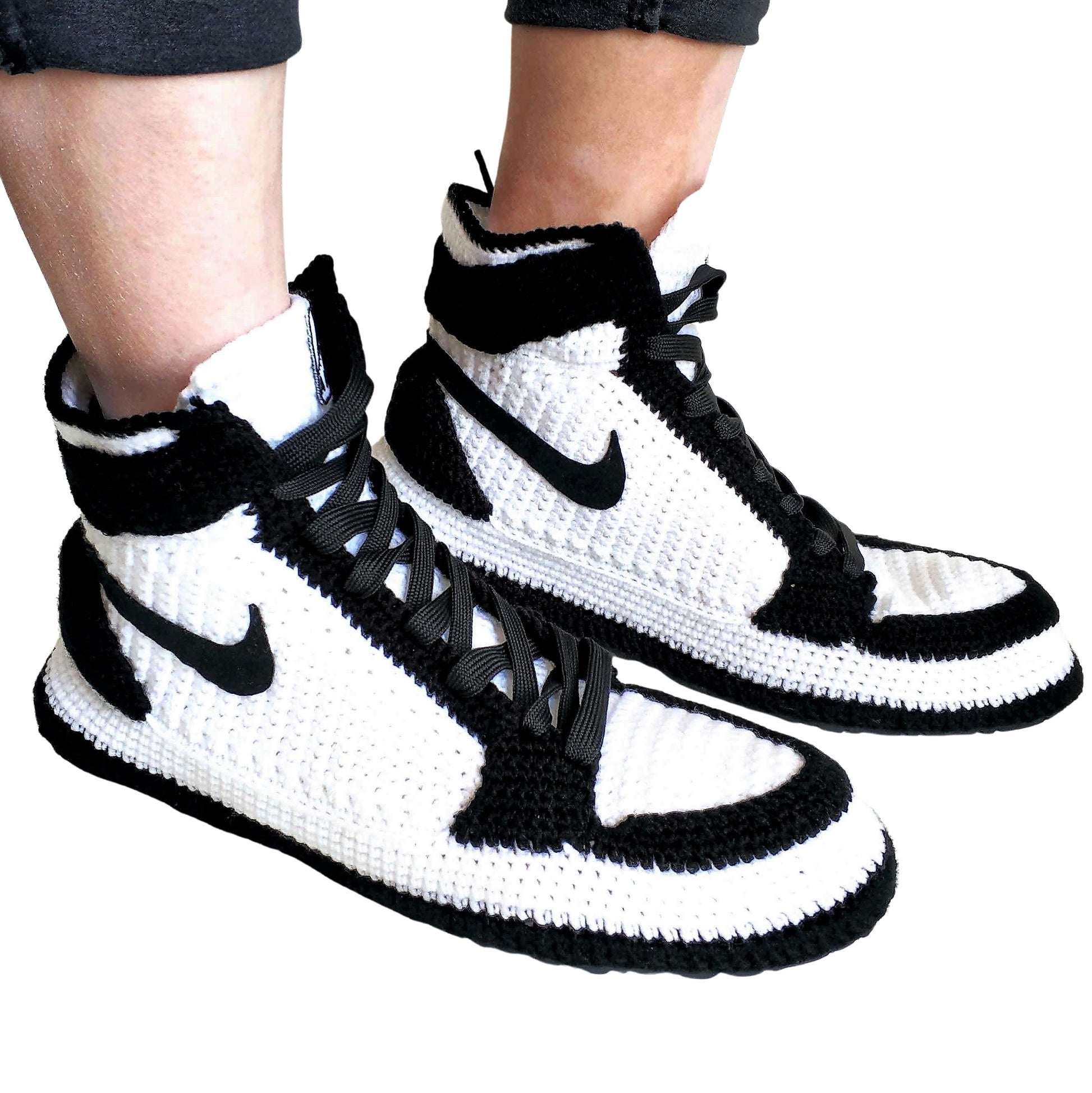 Ürünler Jordan Retro Black White Panda Sneakers Plush Custom Basketball Shoes Crochet Slippers